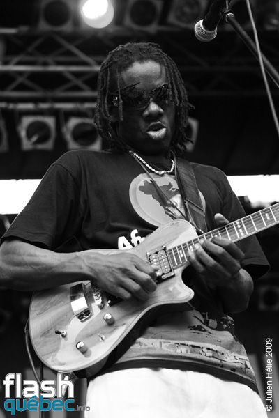 Spectacle de la formation Wes'li (Haiti / Qc) dans le cadre du Festival International des Nuits d'Afrique de MontrÃ©al, le 25 juillet 2009 Place Ãmilie-Gamelin. Utilisation quelle qu'elle soit strictement interdite sans l'accord de l'auteur spiritpictures@hotmail.fr.