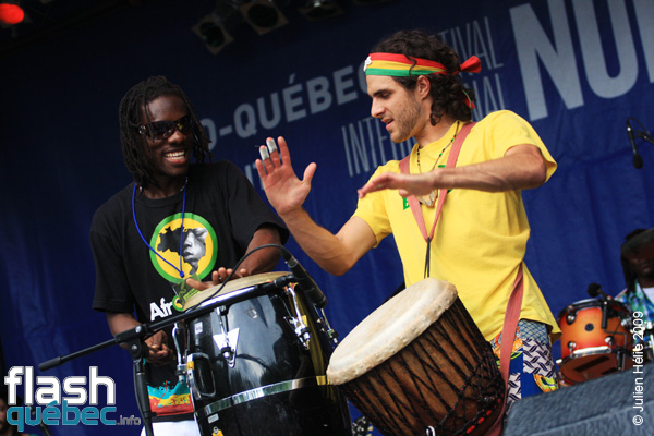Spectacle de la formation Wes'li (Haiti / Qc) dans le cadre du Festival International des Nuits d'Afrique de MontrÃ©al, le 25 juillet 2009 Place Ãmilie-Gamelin. Utilisation quelle qu'elle soit strictement interdite sans l'accord de l'auteur spiritpictures@hotmail.fr.