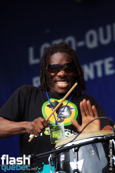 Spectacle de la formation Wes'li (Haiti / Qc) dans le cadre du Festival International des Nuits d'Afrique de MontrÃ©al, le 25 juillet 2009 Place Ãmilie-Gamelin. Utilisation quelle qu'elle soit strictement interdite sans l'accord de l'auteur spiritpictures@hotmail.fr.
