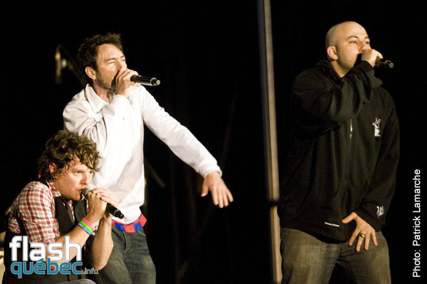 Yan Perreau et ses amis les etoiles avec Loco Locass, Samian, Ariane Moffatt et Bernard Adamus, le 14 juin 2010 dans le cadre des Francofolies.  Aucune utilisation permise sans l'autorisation ecrite du photographe Patrick@flashquebec.info