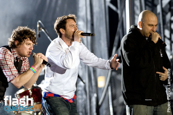 Yan Perreau et ses amis les etoiles avec Loco Locass, Samian, Ariane Moffatt et Bernard Adamus, le 14 juin 2010 dans le cadre des Francofolies.  Aucune utilisation permise sans l'autorisation ecrite du photographe Patrick@flashquebec.info
