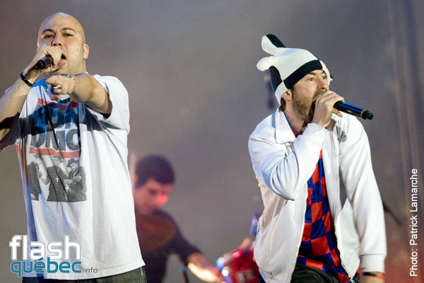 Yan Perreau et ses amis les etoiles avec Loco Locass, Samian, Ariane Moffatt et Bernard Adamus, le 14 juin 2010 dans le cadre des Francofolies.  Aucune utilisation permise sans l'autorisation ecrite du photographe Patrick@flashquebec.info