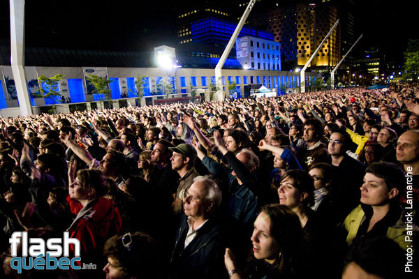 Yan Perreau et ses amis les etoiles avec Loco Locass, Samian, Ariane Moffatt et Bernard Adamus, le 14 juin 2010 dans le cadre des Francofolies.  Aucune utilisation permise sans l'autorisation ecrite du photographe Patrick@flashquebec.info