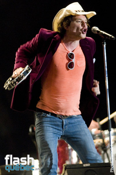Yan Perreau et ses amis les etoiles avec Loco Locass, Samian, Ariane Moffatt et Bernard Adamus, le 14 juin 2010 dans le cadre des Francofolies.  Aucune utilisation permise sans l'autorisation ecrite du photographe Patrick@flashquebec.info
