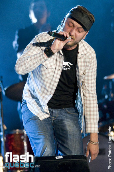 Yan Perreau et ses amis les etoiles avec Loco Locass, Samian, Ariane Moffatt et Bernard Adamus, le 14 juin 2010 dans le cadre des Francofolies.  Aucune utilisation permise sans l'autorisation ecrite du photographe Patrick@flashquebec.info