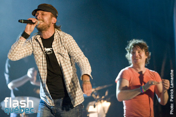 Yan Perreau et ses amis les etoiles avec Loco Locass, Samian, Ariane Moffatt et Bernard Adamus, le 14 juin 2010 dans le cadre des Francofolies.  Aucune utilisation permise sans l'autorisation ecrite du photographe Patrick@flashquebec.info