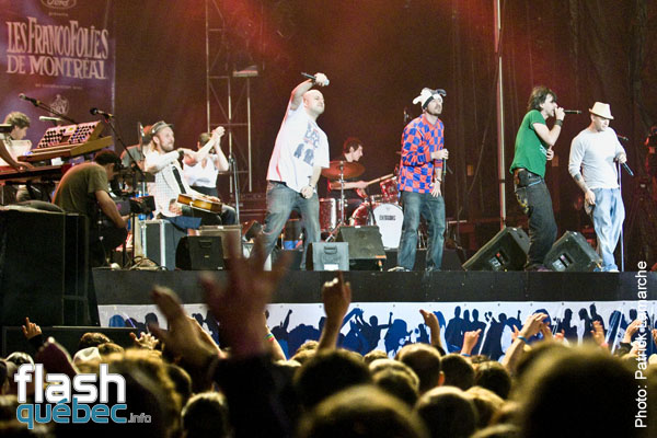 Yan Perreau et ses amis les etoiles avec Loco Locass, Samian, Ariane Moffatt et Bernard Adamus, le 14 juin 2010 dans le cadre des Francofolies.  Aucune utilisation permise sans l'autorisation ecrite du photographe Patrick@flashquebec.info