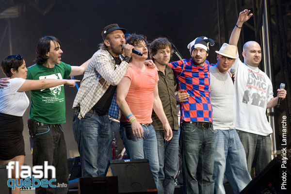 Yan Perreau et ses amis les etoiles avec Loco Locass, Samian, Ariane Moffatt et Bernard Adamus, le 14 juin 2010 dans le cadre des Francofolies.  Aucune utilisation permise sans l'autorisation ecrite du photographe Patrick@flashquebec.info