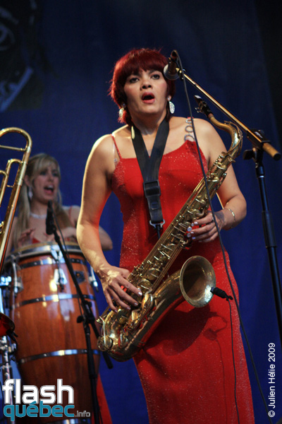 Spectacle de la formation Anacaona (Cuba) dans le cadre du Festival International des Nuits d'Afrique de MontrÃ©al, le 25 juillet 2009 Place Ãmilie-Gamelin.