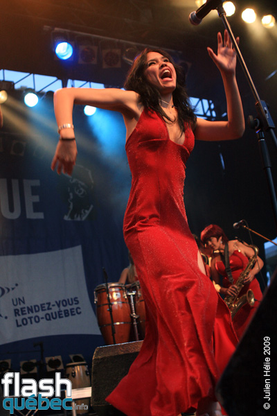 Spectacle de la formation Anacaona (Cuba) dans le cadre du Festival International des Nuits d'Afrique de MontrÃ©al, le 25 juillet 2009 Place Ãmilie-Gamelin.