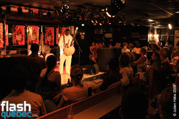 Spectacle de la formation  Balla Tounkara (Mali) dans le cadre du Festival International des Nuits d'Afrique de Montreal, le 15 Juillet au Club Balattou.