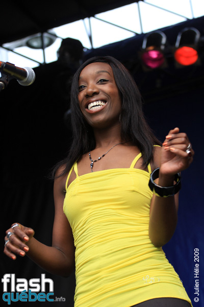 Spectacle de la formation  Doody le Tigre (Afrique / Antilles / Qc) dans le cadre du Festival International des Nuits d'Afrique de Montreal, le 26 Juillet 2009 Place Emilie-Gamelin. Utilisation quelle qu'elle soit strictement interdite sans l'accord de l'auteur spiritpictures@hotmail.fr.