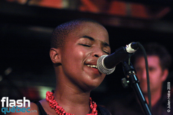 Spectacle de la formation Freshlyground (Afrique du Sud) dans le cadre du Festival International des Nuits d'Afrique de MontrÃ©al, le 22 Juillet au Club Balattou. Utilisation quelle qu'elle soit strictement interdite sans l'accord de l'auteur spiritpictures@hotmail.fr.