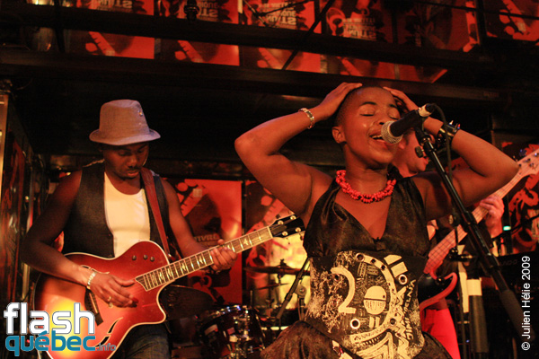 Spectacle de la formation Freshlyground (Afrique du Sud) dans le cadre du Festival International des Nuits d'Afrique de MontrÃ©al, le 22 Juillet au Club Balattou. Utilisation quelle qu'elle soit strictement interdite sans l'accord de l'auteur spiritpictures@hotmail.fr.