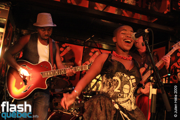 Spectacle de la formation Freshlyground (Afrique du Sud) dans le cadre du Festival International des Nuits d'Afrique de MontrÃ©al, le 22 Juillet au Club Balattou. Utilisation quelle qu'elle soit strictement interdite sans l'accord de l'auteur spiritpictures@hotmail.fr.