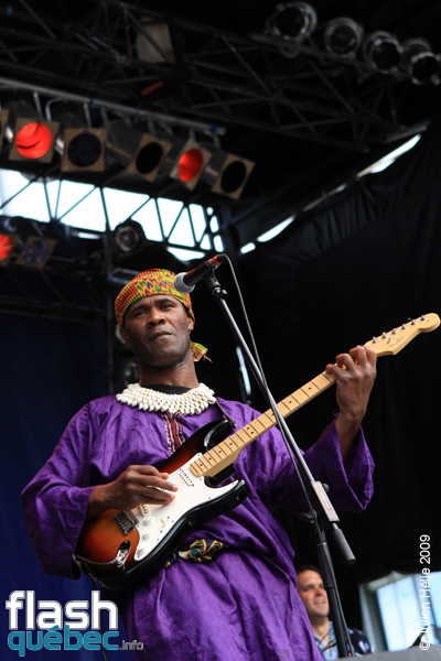 Spectacle de la formation Gotta Lago (CÃ´te d'Ivoire / Qc) dans le cadre du Festival International des Nuits d'Afrique de MontrÃ©al, le 24 juillet 2009 Place Ãmilie-Gamelin. Utilisation quelle qu'elle soit strictement interdite sans l'accord de l'auteur spiritpictures@hotmail.fr.