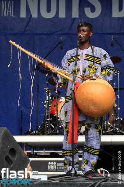 Spectacle de la formation Madou Diarra (Mali / Qc) dans le cadre du Festival International des Nuits d'Afrique de MontrÃ©al, le 24 juillet 2009 Place Ãmilie-Gamelin. Utilisation quelle qu'elle soit strictement interdite sans l'accord de l'auteur spiritpictures@hotmail.fr.