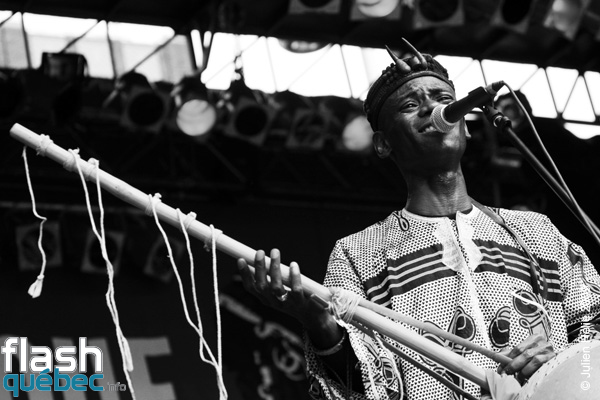 Spectacle de la formation Madou Diarra (Mali / Qc) dans le cadre du Festival International des Nuits d'Afrique de MontrÃ©al, le 24 juillet 2009 Place Ãmilie-Gamelin. Utilisation quelle qu'elle soit strictement interdite sans l'accord de l'auteur spiritpictures@hotmail.fr.