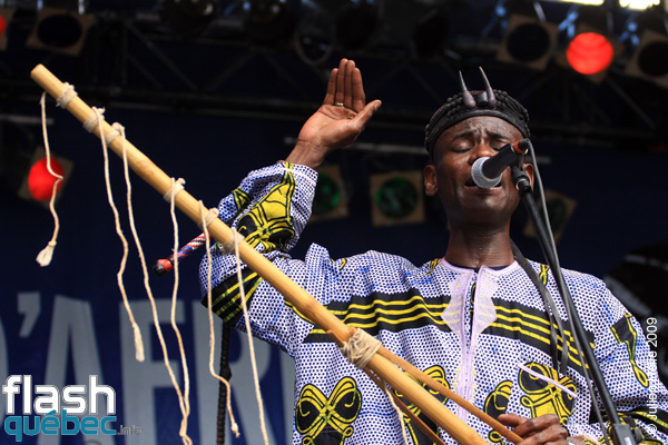 Spectacle de la formation Madou Diarra (Mali / Qc) dans le cadre du Festival International des Nuits d'Afrique de MontrÃ©al, le 24 juillet 2009 Place Ãmilie-Gamelin. Utilisation quelle qu'elle soit strictement interdite sans l'accord de l'auteur spiritpictures@hotmail.fr.