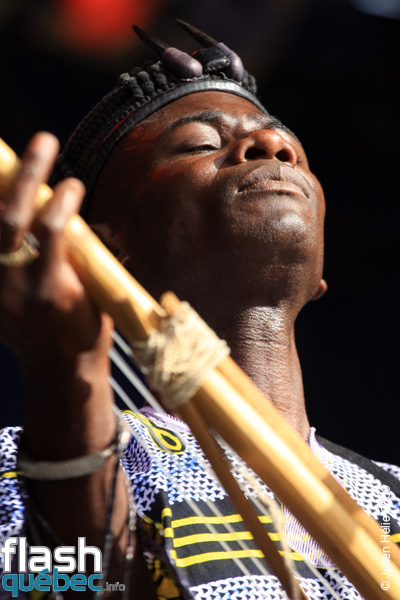 Spectacle de la formation Madou Diarra (Mali / Qc) dans le cadre du Festival International des Nuits d'Afrique de MontrÃ©al, le 24 juillet 2009 Place Ãmilie-Gamelin. Utilisation quelle qu'elle soit strictement interdite sans l'accord de l'auteur spiritpictures@hotmail.fr.