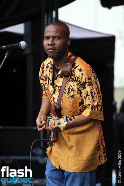 Spectacle de la formation Manu Atna Njock - Zekuhl (Cameroun / Qc) dans le cadre du Festival International des Nuits d'Afrique de MontrÃ©al, le 23 juillet 2009 Place Ãmilie-Gamelin. Utilisation quelle qu'elle soit strictement interdite sans l'accord de l'auteur spiritpictures@hotmail.fr.