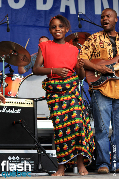 Spectacle de la formation Manu Atna Njock - Zekuhl (Cameroun / Qc) dans le cadre du Festival International des Nuits d'Afrique de MontrÃ©al, le 23 juillet 2009 Place Ãmilie-Gamelin. Utilisation quelle qu'elle soit strictement interdite sans l'accord de l'auteur spiritpictures@hotmail.fr.