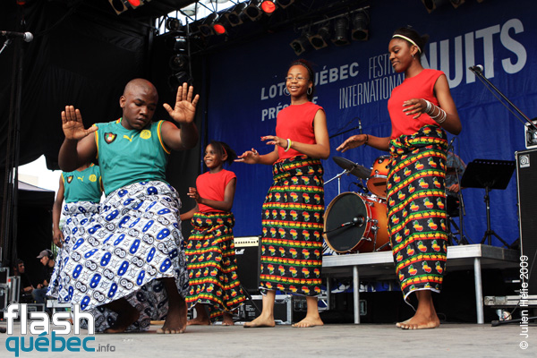 Spectacle de la formation Manu Atna Njock - Zekuhl (Cameroun / Qc) dans le cadre du Festival International des Nuits d'Afrique de MontrÃ©al, le 23 juillet 2009 Place Ãmilie-Gamelin. Utilisation quelle qu'elle soit strictement interdite sans l'accord de l'auteur spiritpictures@hotmail.fr.
