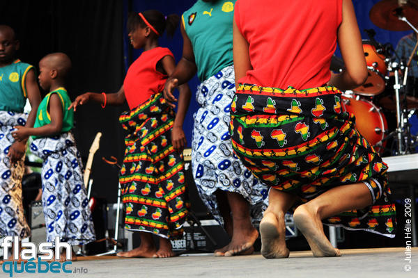 Spectacle de la formation Manu Atna Njock - Zekuhl (Cameroun / Qc) dans le cadre du Festival International des Nuits d'Afrique de MontrÃ©al, le 23 juillet 2009 Place Ãmilie-Gamelin. Utilisation quelle qu'elle soit strictement interdite sans l'accord de l'auteur spiritpictures@hotmail.fr.