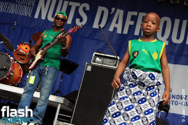 Spectacle de la formation Manu Atna Njock - Zekuhl (Cameroun / Qc) dans le cadre du Festival International des Nuits d'Afrique de MontrÃ©al, le 23 juillet 2009 Place Ãmilie-Gamelin. Utilisation quelle qu'elle soit strictement interdite sans l'accord de l'auteur spiritpictures@hotmail.fr.