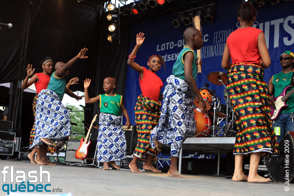 Spectacle de la formation Manu Atna Njock - Zekuhl (Cameroun / Qc) dans le cadre du Festival International des Nuits d'Afrique de MontrÃ©al, le 23 juillet 2009 Place Ãmilie-Gamelin. Utilisation quelle qu'elle soit strictement interdite sans l'accord de l'auteur spiritpictures@hotmail.fr.