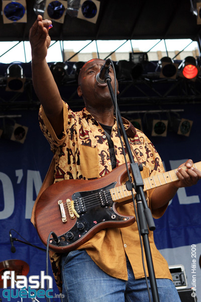 Spectacle de la formation Manu Atna Njock - Zekuhl (Cameroun / Qc) dans le cadre du Festival International des Nuits d'Afrique de MontrÃ©al, le 23 juillet 2009 Place Ãmilie-Gamelin. Utilisation quelle qu'elle soit strictement interdite sans l'accord de l'auteur spiritpictures@hotmail.fr.