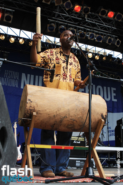 Spectacle de la formation Manu Atna Njock - Zekuhl (Cameroun / Qc) dans le cadre du Festival International des Nuits d'Afrique de MontrÃ©al, le 23 juillet 2009 Place Ãmilie-Gamelin. Utilisation quelle qu'elle soit strictement interdite sans l'accord de l'auteur spiritpictures@hotmail.fr.