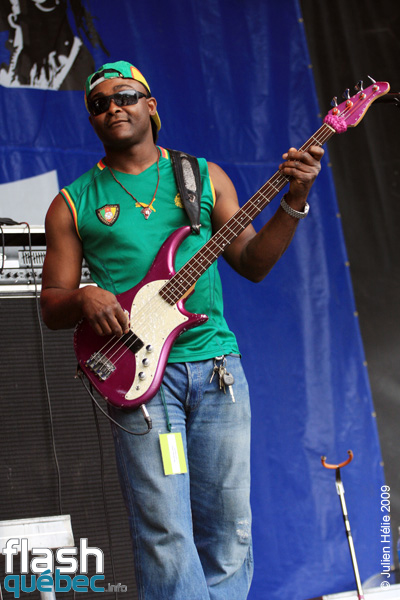 Spectacle de la formation Manu Atna Njock - Zekuhl (Cameroun / Qc) dans le cadre du Festival International des Nuits d'Afrique de MontrÃ©al, le 23 juillet 2009 Place Ãmilie-Gamelin. Utilisation quelle qu'elle soit strictement interdite sans l'accord de l'auteur spiritpictures@hotmail.fr.