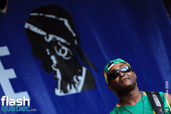 Spectacle de la formation Manu Atna Njock - Zekuhl (Cameroun / Qc) dans le cadre du Festival International des Nuits d'Afrique de MontrÃ©al, le 23 juillet 2009 Place Ãmilie-Gamelin. Utilisation quelle qu'elle soit strictement interdite sans l'accord de l'auteur spiritpictures@hotmail.fr.