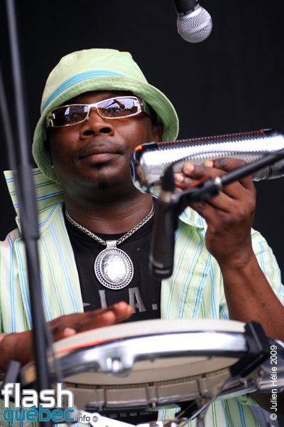 Spectacle de la formation Manu Atna Njock - Zekuhl (Cameroun / Qc) dans le cadre du Festival International des Nuits d'Afrique de MontrÃ©al, le 23 juillet 2009 Place Ãmilie-Gamelin. Utilisation quelle qu'elle soit strictement interdite sans l'accord de l'auteur spiritpictures@hotmail.fr.