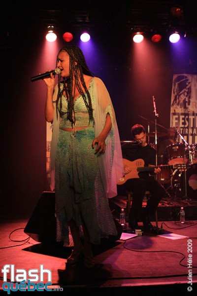 Spectacle de la chanteuse Maria de Barros dans le cadre du Festival International des Nuits d'Afrique de MontrÃ©al, le 18 Juillet au Kola Note. Utilisation quelle qu'elle soit strictement interdite sans l'accord de l'auteur spiritpictures@hotmail.fr.