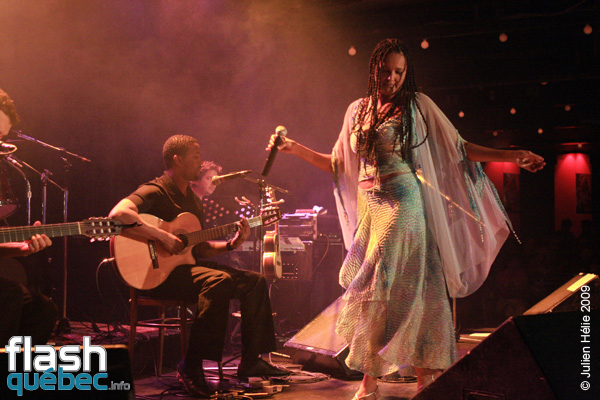 Spectacle de la chanteuse Maria de Barros dans le cadre du Festival International des Nuits d'Afrique de MontrÃ©al, le 18 Juillet au Kola Note. Utilisation quelle qu'elle soit strictement interdite sans l'accord de l'auteur spiritpictures@hotmail.fr.