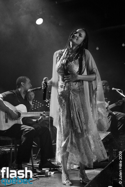 Spectacle de la chanteuse Maria de Barros dans le cadre du Festival International des Nuits d'Afrique de MontrÃ©al, le 18 Juillet au Kola Note. Utilisation quelle qu'elle soit strictement interdite sans l'accord de l'auteur spiritpictures@hotmail.fr.