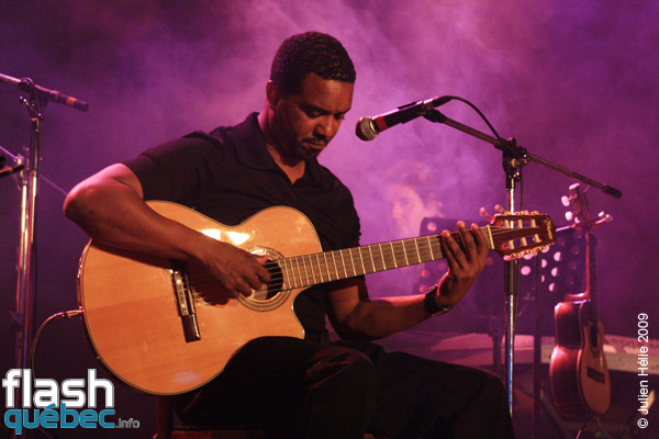 Spectacle de la chanteuse Maria de Barros dans le cadre du Festival International des Nuits d'Afrique de MontrÃ©al, le 18 Juillet au Kola Note. Utilisation quelle qu'elle soit strictement interdite sans l'accord de l'auteur spiritpictures@hotmail.fr.