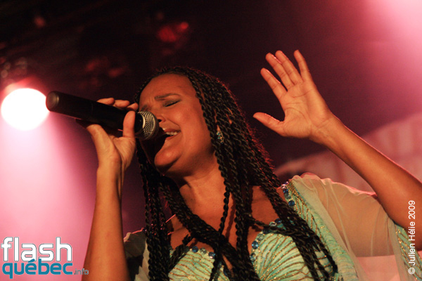 Spectacle de la chanteuse Maria de Barros dans le cadre du Festival International des Nuits d'Afrique de MontrÃ©al, le 18 Juillet au Kola Note. Utilisation quelle qu'elle soit strictement interdite sans l'accord de l'auteur spiritpictures@hotmail.fr.