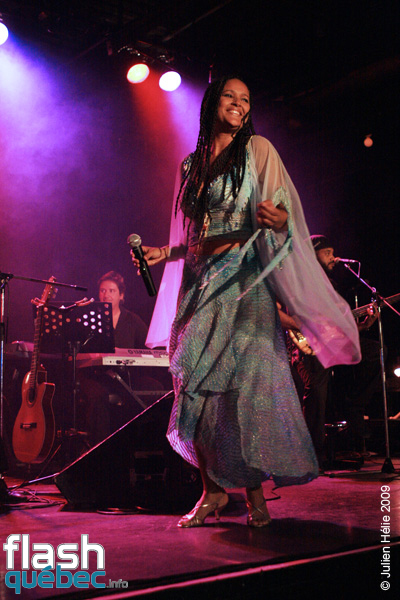 Spectacle de la chanteuse Maria de Barros dans le cadre du Festival International des Nuits d'Afrique de MontrÃ©al, le 18 Juillet au Kola Note. Utilisation quelle qu'elle soit strictement interdite sans l'accord de l'auteur spiritpictures@hotmail.fr.