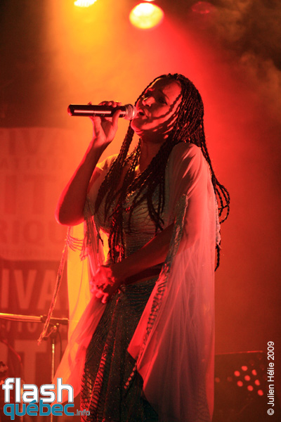 Spectacle de la chanteuse Maria de Barros dans le cadre du Festival International des Nuits d'Afrique de MontrÃ©al, le 18 Juillet au Kola Note. Utilisation quelle qu'elle soit strictement interdite sans l'accord de l'auteur spiritpictures@hotmail.fr.