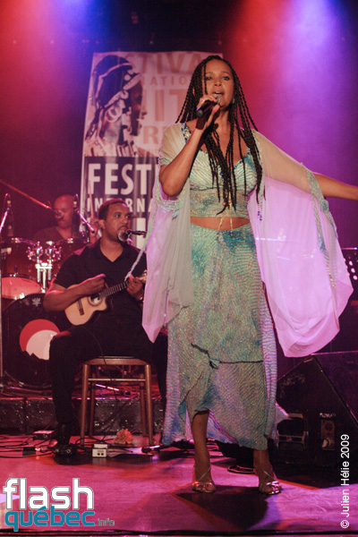 Spectacle de la chanteuse Maria de Barros dans le cadre du Festival International des Nuits d'Afrique de MontrÃ©al, le 18 Juillet au Kola Note. Utilisation quelle qu'elle soit strictement interdite sans l'accord de l'auteur spiritpictures@hotmail.fr.