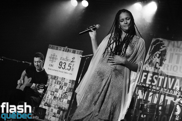 Spectacle de la chanteuse Maria de Barros dans le cadre du Festival International des Nuits d'Afrique de MontrÃ©al, le 18 Juillet au Kola Note. Utilisation quelle qu'elle soit strictement interdite sans l'accord de l'auteur spiritpictures@hotmail.fr.