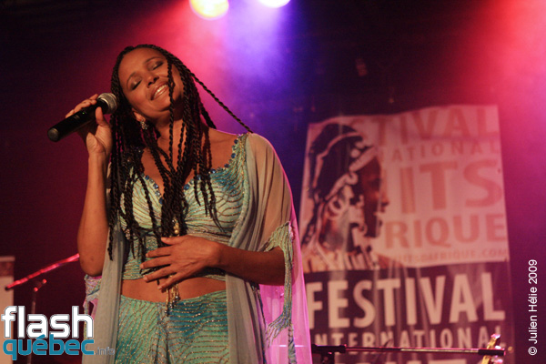 Spectacle de la chanteuse Maria de Barros dans le cadre du Festival International des Nuits d'Afrique de MontrÃ©al, le 18 Juillet au Kola Note. Utilisation quelle qu'elle soit strictement interdite sans l'accord de l'auteur spiritpictures@hotmail.fr.