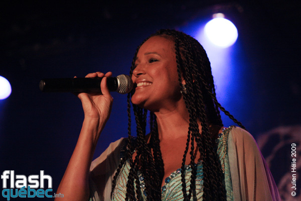 Spectacle de la chanteuse Maria de Barros dans le cadre du Festival International des Nuits d'Afrique de MontrÃ©al, le 18 Juillet au Kola Note. Utilisation quelle qu'elle soit strictement interdite sans l'accord de l'auteur spiritpictures@hotmail.fr.