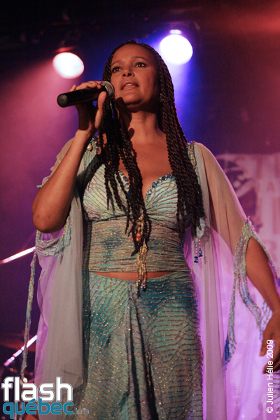 Spectacle de la chanteuse Maria de Barros dans le cadre du Festival International des Nuits d'Afrique de MontrÃ©al, le 18 Juillet au Kola Note. Utilisation quelle qu'elle soit strictement interdite sans l'accord de l'auteur spiritpictures@hotmail.fr.