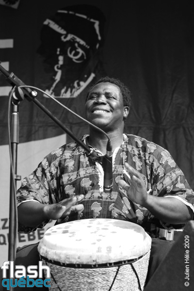 Spectacle de la formation Tapa Diara (Mali) dans le cadre du Festival International des Nuits d'Afrique de MontrÃ©al, le 23 juillet 2009 Place Ãmilie-Gamelin.