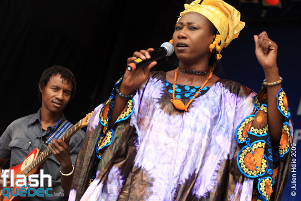 Spectacle de la formation Tapa Diara (Mali) dans le cadre du Festival International des Nuits d'Afrique de MontrÃ©al, le 23 juillet 2009 Place Ãmilie-Gamelin.