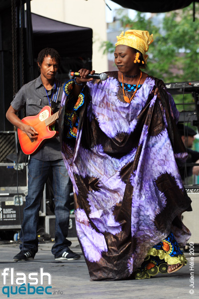 Spectacle de la formation Tapa Diara (Mali) dans le cadre du Festival International des Nuits d'Afrique de MontrÃ©al, le 23 juillet 2009 Place Ãmilie-Gamelin.